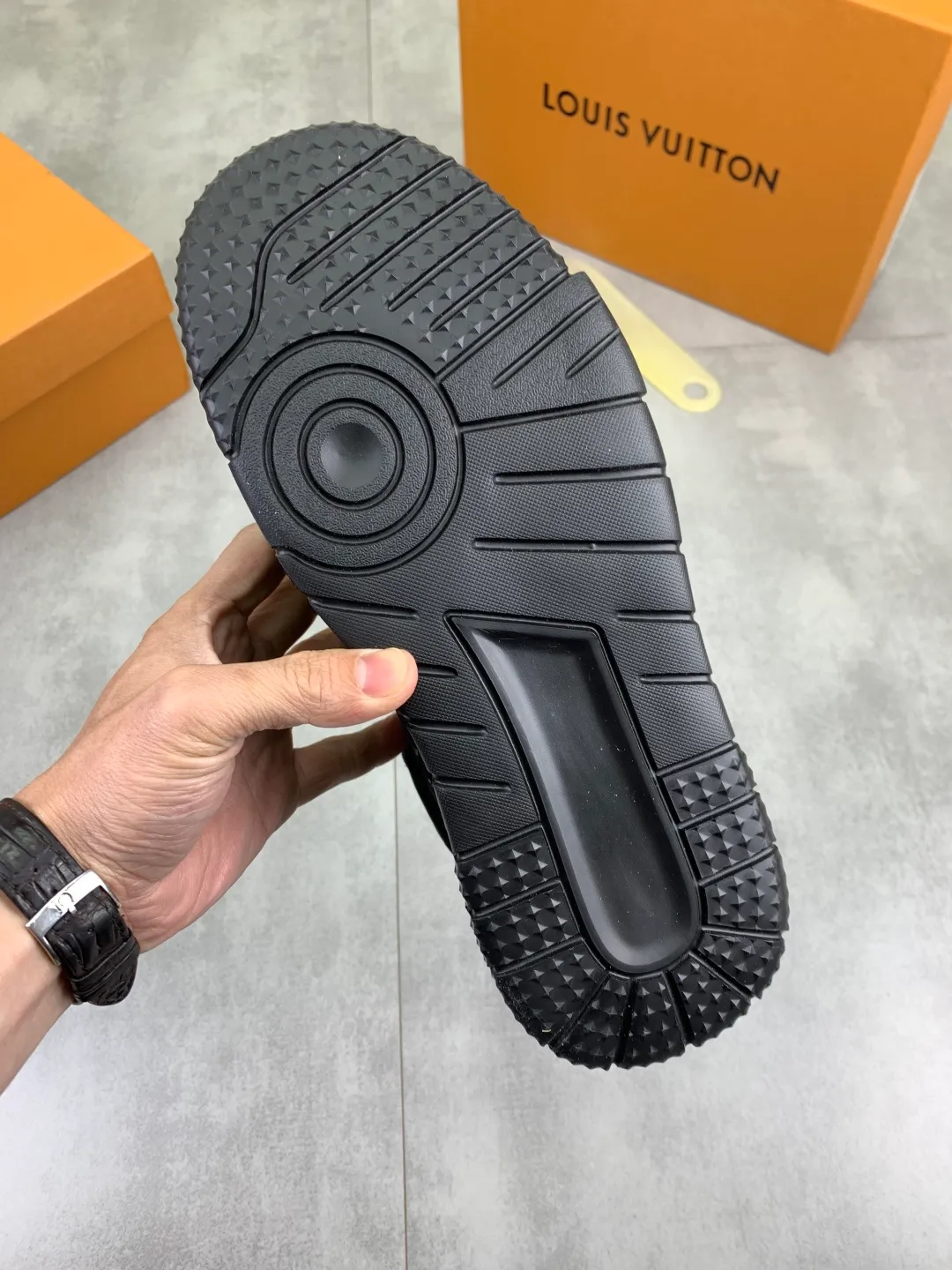 Men's men's shoes 💰P440 new style 💶【LOUIS VUITTON) new high top🍀LV Louis Vuitton *—— LV classic high top trendy shoes! Made of imported original soft calfskin, water-dyed pigskin lining. Original wear-resistant rubber outsole! High quality products! Code number: 38-44 Color: 2️⃣colors available